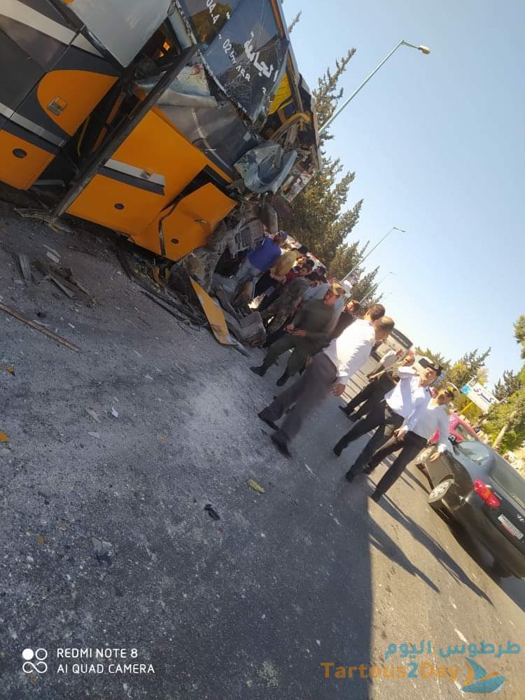 تدهور بولمان على طريق حماه - حمص يقل طلاب الجامعة الوطنية الخاصة ( صور )