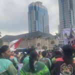 Sebagian Massa Demo Ojol di Patung Kuda Bubarkan Diri Usai Ada yang Bakar Ban