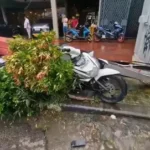 Papan Reklame di Kembangan Roboh Akibat Angin Kencang, Sejumlah Kendaraan Ringsek Tertimpa