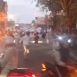 Massa Geruduk Mako Brimob Depok, Diusir Pakai Gas Air Mata