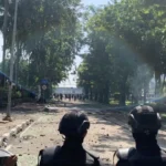 Bentrok di Mako Brimob Kwitang, Massa Lempari Polisi Pakai Batu