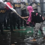 Aksi Berani Emak-Emak Kerudung Pink di Tengah Ricuh Demo Depan DPR Mencuri Perhatian