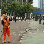 Kondisi Terkini di Depan Gedung DPR, Sampah Berserakan dan Masih Terasa Gas Air Mata