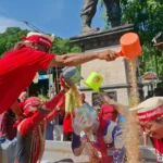 Protes Harga Pakan Ayam Melonjak, Peternak di Solo Mandi Jagung dan Bagi-bagikan Ayam