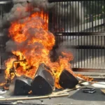Massa di NTB Rusak Pagar Markas Polda dan Gedung DPRD, Pos Penjagaan Dibakar