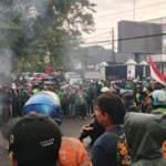Demo di DPRD Jabar Memanas, Massa Bakar Water Barrier