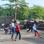Balas Tembakan Gas Air Mata Polisi, Massa Demo Lempari Gedung DPRD Jambi Pakai Batu