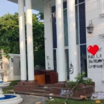Kondisi Terkini Rumah Uya Kuya Setelah Dijarah Massa, Ada Tulisan: Disita Rakyat