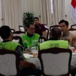Wapres Gibran Sambangi Stasiun Gondangdia, Sapa Pengemudi Ojek Online dan Bagikan Sembako